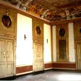 Attraverso una grande scala accederebbe ai due piani superiori, di cui il primo � quello �nobile�, ricco di tele dipinte a tempera sui soffitti